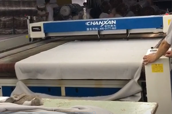 大型布料準(zhǔn)用激光切割設(shè)備——電腦激光裁床機(jī) 大型布料準(zhǔn)用激光切割設(shè)備——電腦激光裁床機(jī)