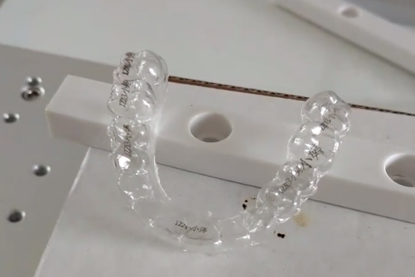 隱形牙套打標刻字設備—牙套激光打標機 隱形牙套打標刻字設備—牙套激光打標機