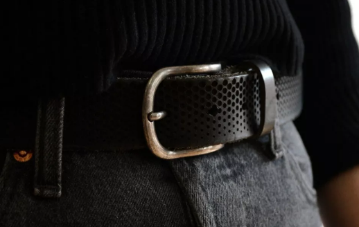 激光打標(biāo)腰帶，秋冬也能擁有玲瓏曲線