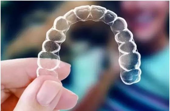 激光在醫(yī)療行業(yè)應(yīng)用之激光切割打標(biāo)隱形牙套