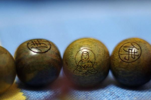 佛珠激光雕刻刻字，盡顯激光打標(biāo)工藝之美